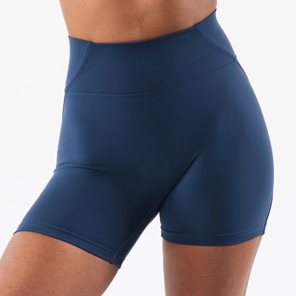 Alphalete Aura Short 5”